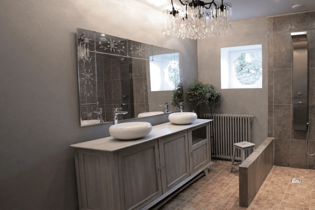 Salle de bain béton et miroir